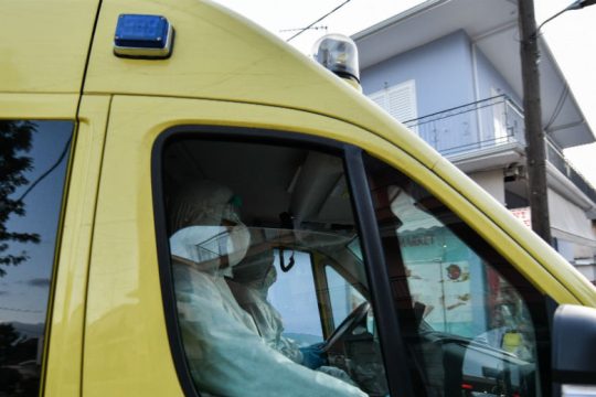 Aπεγκλωβισμός οδηγού μετά από ανατροπή ΙΧ στη Θεσσαλονίκη