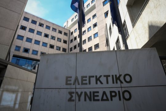 Τον Νοέμβριο αναμένεται η απόφαση για τις περικοπές δώρων και συντάξεων του Δημοσίου