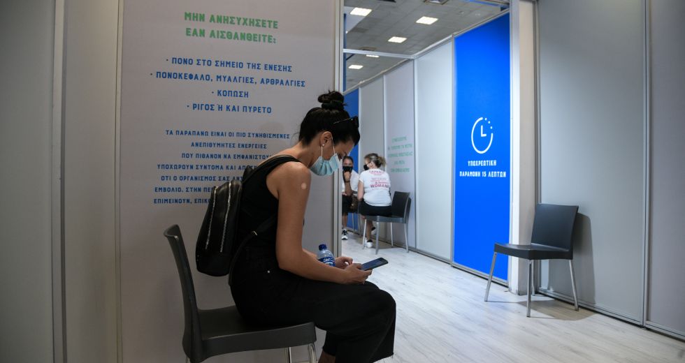 Εν αναμονή της εισήγησης για την τρίτη δόση εμβολίου