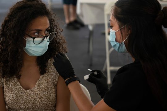 «Όχι» προς το παρόν σε τρίτη δόση στον γενικό πληθυσμό και στις ΗΠΑ