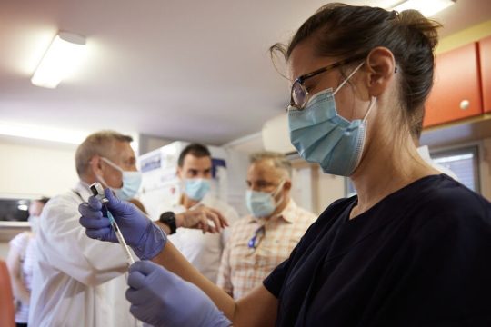 Προ των πυλών η τρίτη δόση εμβολίου στους άνω των 60