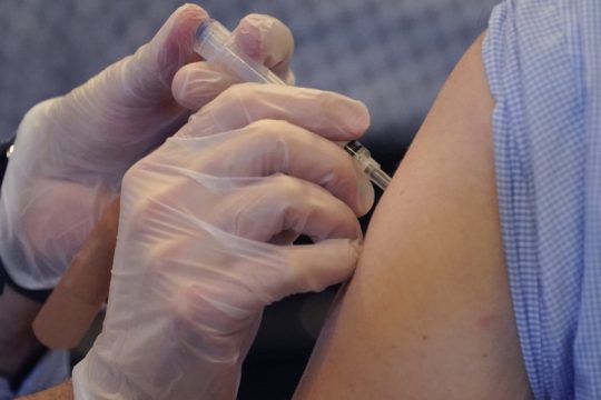 Το ECDC βάζει «φρένο» στην χορήγηση τρίτης δόσης στον γενικό πληθυσμό