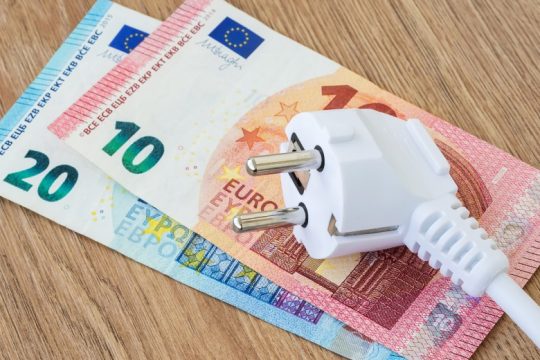 Η Κομισιόν θα στηρίξει «προσωρινά μέτρα» για να αντιμετωπιστεί η αύξηση των τιμών ενέργειας
