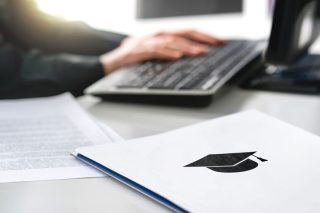 Εργασίες επί πληρωμή, ακαδημαϊκές απάτες και εξετάσεις… ιμιτασιόν