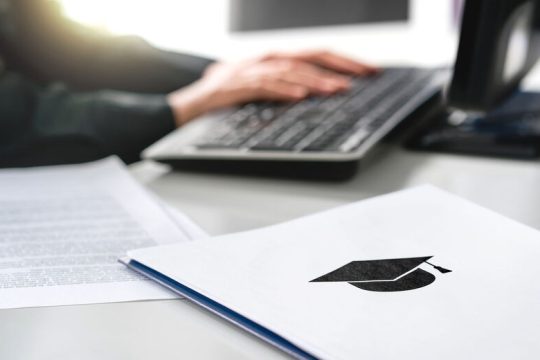 Εργασίες επί πληρωμή, ακαδημαϊκές απάτες και εξετάσεις… ιμιτασιόν