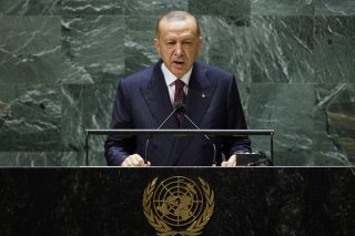 Προτείνει διάλογο… χωρίς όρους