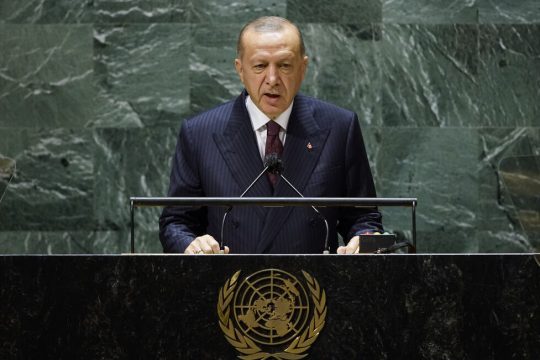Προτείνει διάλογο… χωρίς όρους