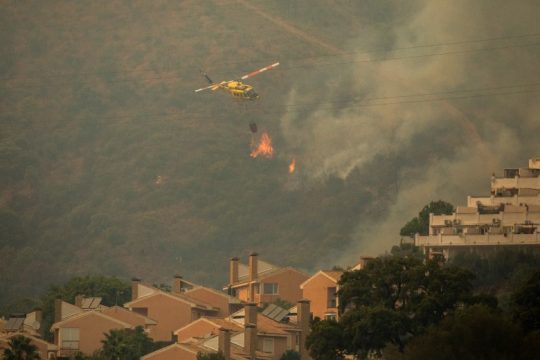 Μεγάλη πυρκαγιά απειλεί ισπανικό θέρετρο – νεκρός ένας πυροσβέστης