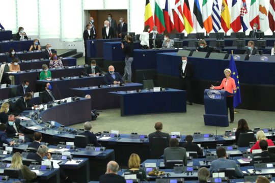 Αιχμές, προτάσεις αλλά και καλά λόγια για την φον ντερ Λάιεν στο Ευρωκοινοβούλιο
