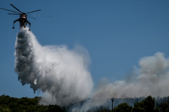 Οριοθετήθηκε η φωτιά στις Ερυθρές – Ποιες περιφέρειες κινδυνεύουν αύριο