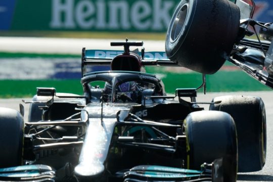 F1: Συγκρούστηκαν μεταξύ τους οι δύο διεκδικητές του τίτλου