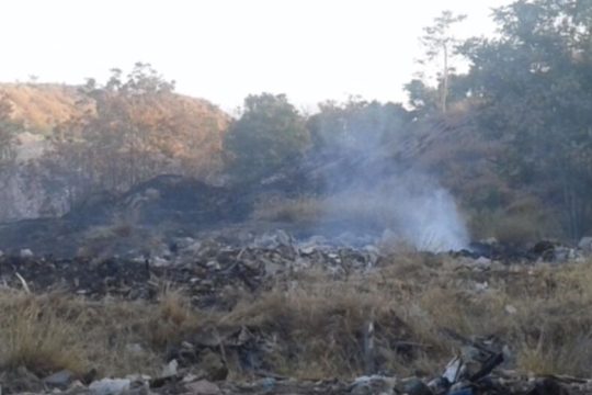 Τέταρτη ημέρα φωτιάς σε απορρίμματα στον Ελαιώνα