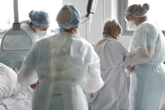 Τρεις χιλιάδες υγειονομικοί τίθενται σε αναστολή εργασίας στη Γαλλία