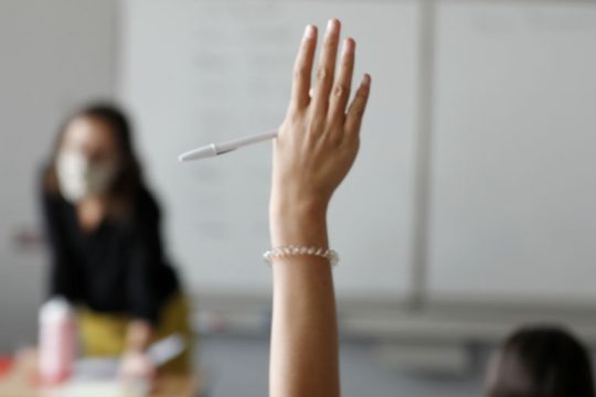 Μπροστά στα μάτια μαθητών εκπαιδευτικοί οδηγήθηκαν με περιπολικό στο ΑΤ