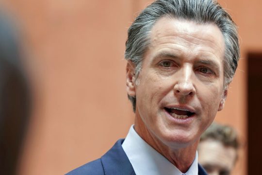 Ο «τραμπισμός» απειλεί τον κυβερνήτη της Καλιφόρνιας