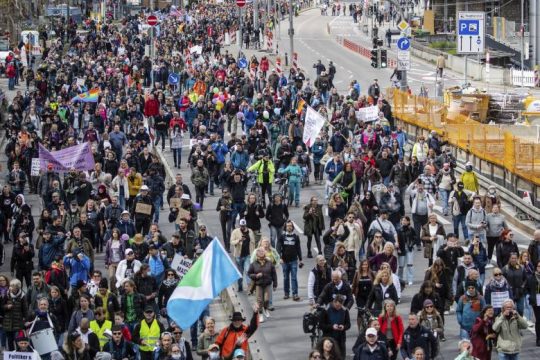 Το Facebook διέγραψε λογαριασμούς Γερμανών κατά του lockdown