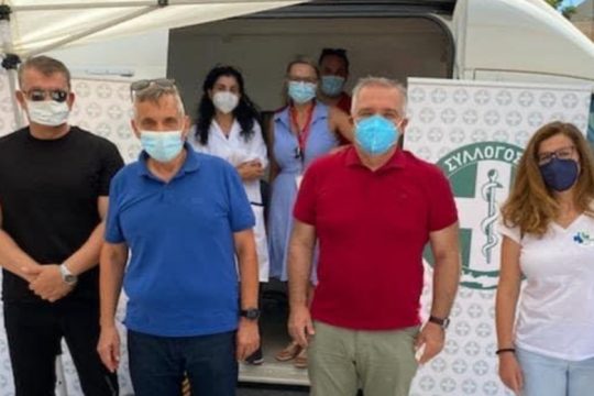 «Γιατροί του δρόμου»: Δίπλα στους πολίτες και στους κατ’οίκον εμβολιασμούς