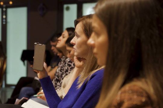 Οι καρδιές μας χτυπούν συγχρονισμένα όταν ακούμε με προσοχή
