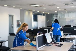 Επιστροφή στους εργολάβους
