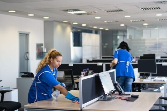 Επιστροφή στους εργολάβους
