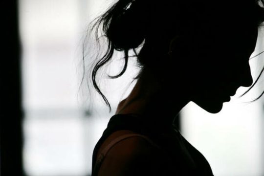 Επίθεση με καυστικό υγρό σε γυναίκα στην Κίσσαμο – Συνελήφθη ο δράστης