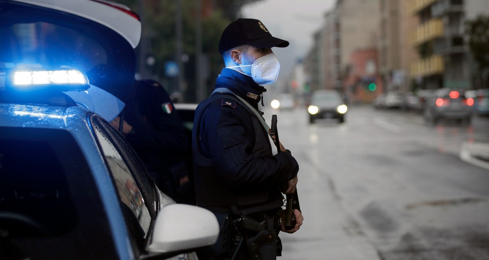 Έφοδοι σε σπίτια αντιεμβολιαστών στην Ιταλία