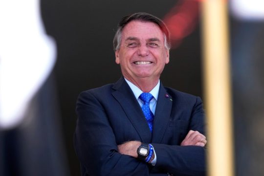 Πίτσα σε πεζοδρόμιο της Νέας Υόρκης για τον ανεμβολίαστο Μπολσονάρο
