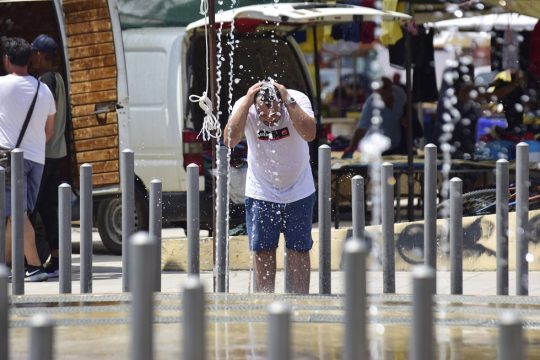 Meteo: Οι αποκλίσεις της θερμοκρασίας σε ένα καυτό και «τρελό» καλοκαίρι