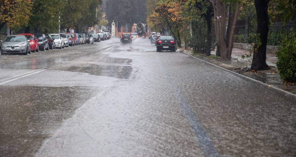 Βροχές, καταιγίδες, αλλά και άνοδος της θερμοκρασίας