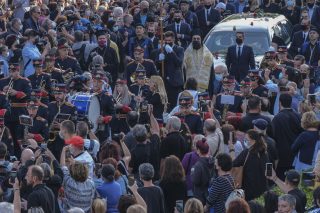 Κλαίνε τα σήμαντρα κι οι φίλοι σου κλαίνε… και τραγουδούνε