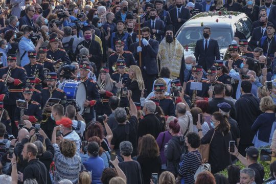 Κλαίνε τα σήμαντρα κι οι φίλοι σου κλαίνε… και τραγουδούνε