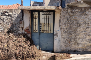 Βρήκαν σκελετό μέσα σε τσιμέντο αυλής