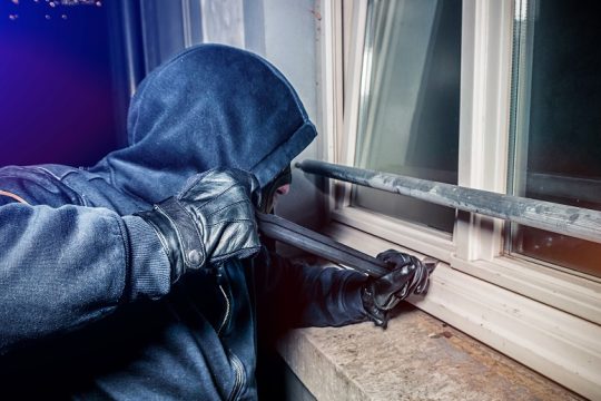 Συνελήφθησαν διαρρήκτες σπιτιών που δρούσαν στη Νότια Αττική