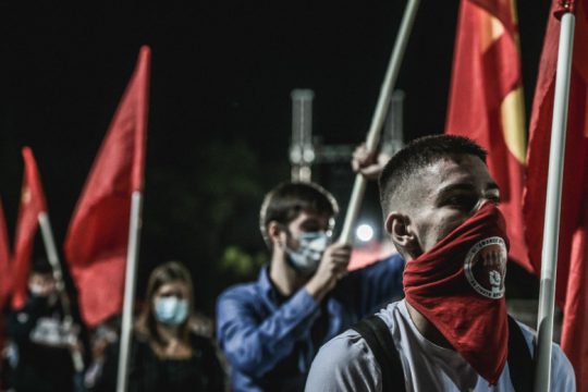 ΚΝΕ: Τα όνειρα της νέας γενιάς δεν χωράνε σε φιλοδωρήματα