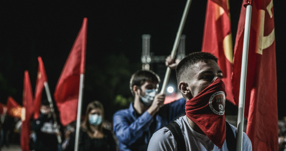 ΚΝΕ: Τα όνειρα της νέας γενιάς δεν χωράνε σε φιλοδωρήματα