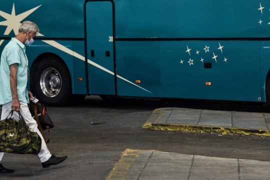 Μόνο για εμβολιασμένους ή «ελεγμένους» οι μετακινήσεις με αεροπλάνα, τρένα και ΚΤΕΛ