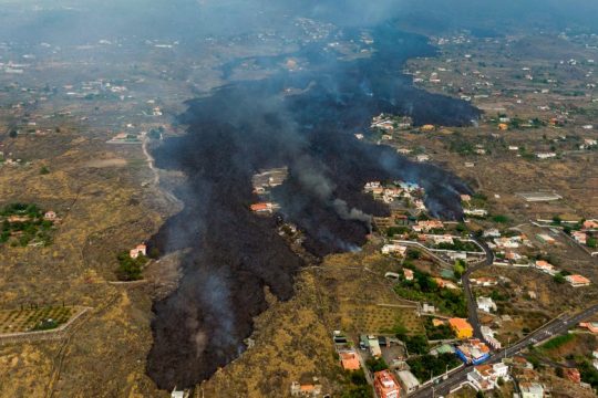 Τεράστια καταστροφή στην Πάλμα όσο η λάβα κινείται αργά προς τη θάλασσα