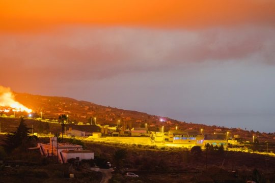 Η λάβα στη Λα Πάλμα «καταπίνει» σπίτια ενώ κινείται προς τη θάλασσα
