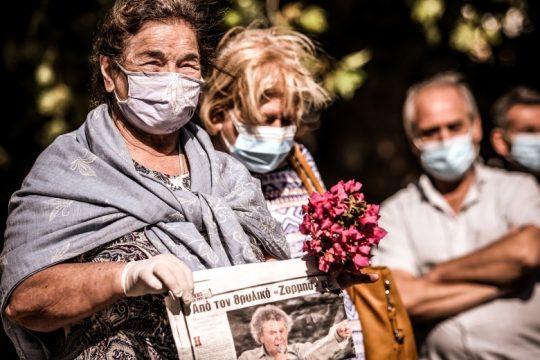 Μίκη ζεις, εσύ μας οδηγείς