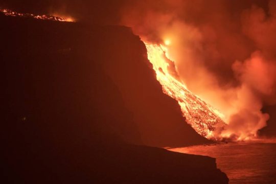 Στον ωκεανό η λάβα του ηφαιστείου στο Λα Πάλμα