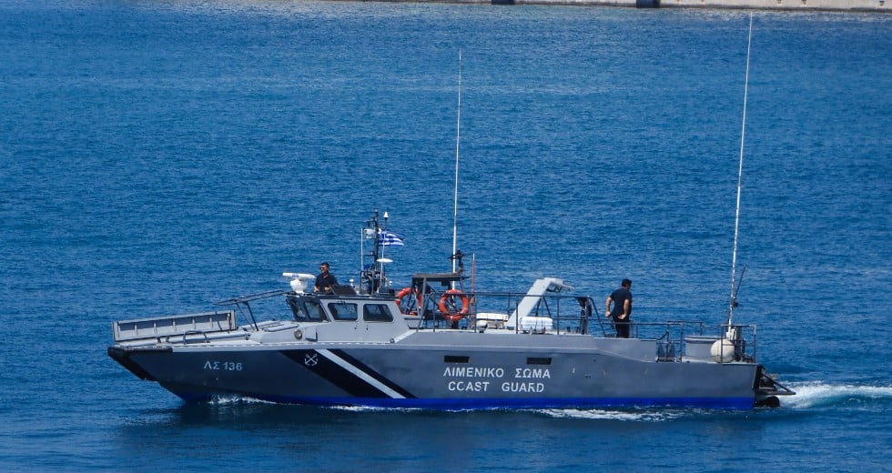 Πέταξε πάλι στη θάλασσα τον νεκρό ψαροντουφεκά που έπιασε στα δίχτυα του