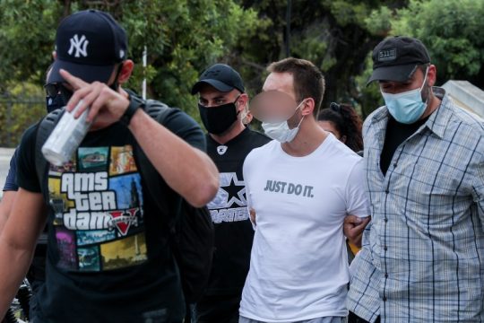 Ποινική δίωξη για τον ληστή της Μητροπόλεως και τη φερόμενη ως συνεργό του