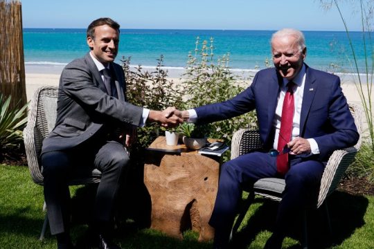 Επιστρέφει ο Γάλλος πρέσβης στις ΗΠΑ μετά το τηλεφώνημα-ανακωχή Μακρόν-Μπάιντεν