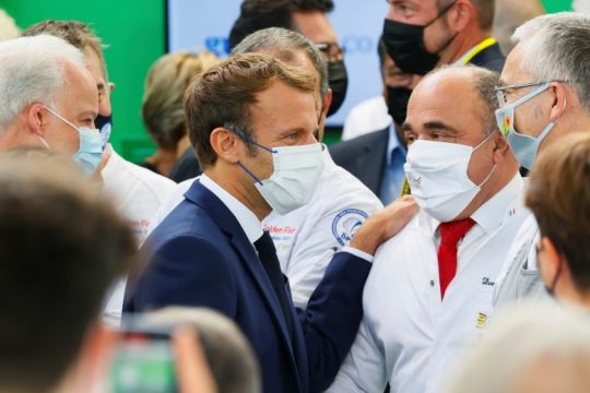 Διαδηλωτής έριξε με… σφεντόνα βραστό αυγό στον Εμανουέλ Μακρόν