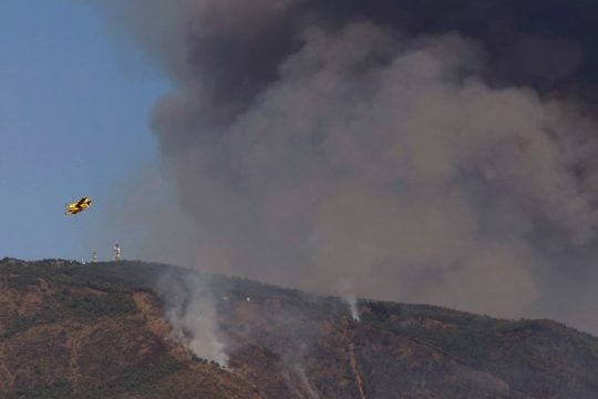 O στρατός στη μάχη με τις φλόγες που καίνε για 6η ημέρα στη Μάλαγα