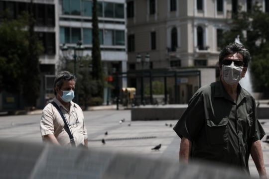 ΕΟΔΥ: 42 θάνατοι, 359 οι διασωληνωμένοι