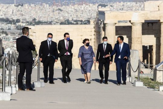 Η Μενδώνη και ο κυβερνητικός εκπρόσωπος