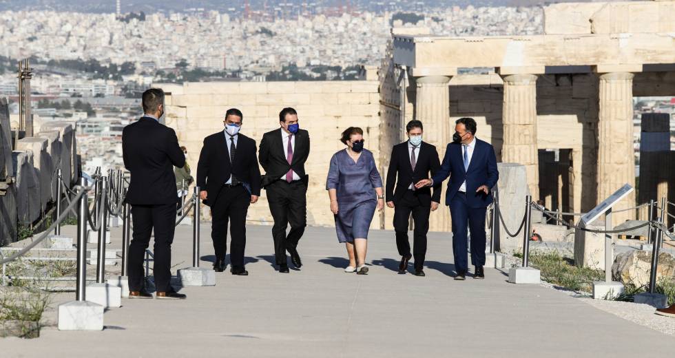 Η Μενδώνη και ο κυβερνητικός εκπρόσωπος