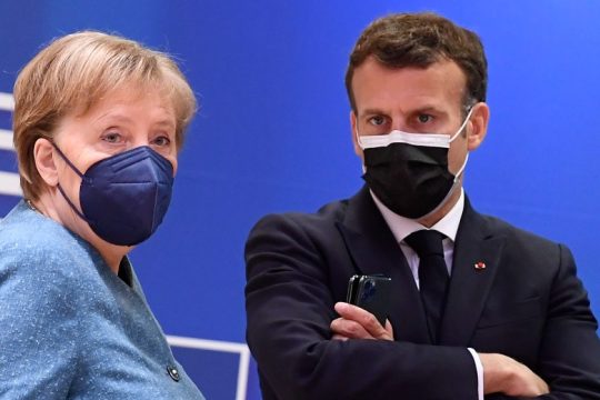 Ο Μακρόν υποδέχεται τη Μέρκελ