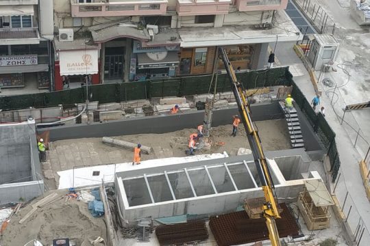Eπικοινωνιακή καταιγίδα με το βλέμμα στη Βενιζέλου